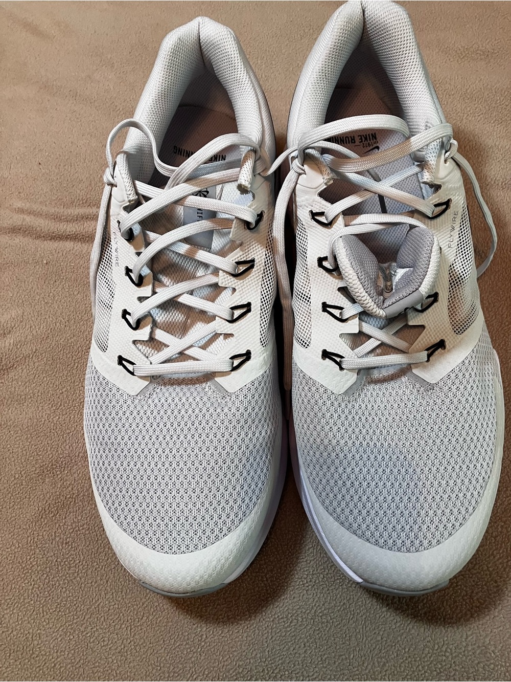 Nike Men’s Athletic Running Shoes in White and Light Gray